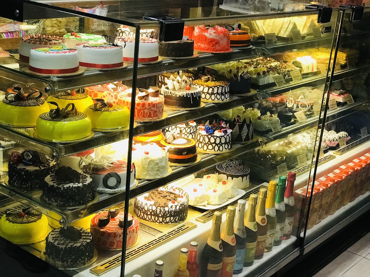Silver Spoon Bakers and Cafe (Aishbagh) - Bakery in Rajendra Nagar, 