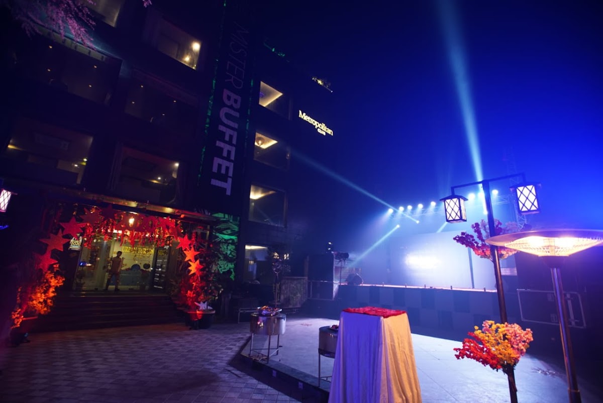 Metropolitan Club's - Bar in Gomti Nagar, 