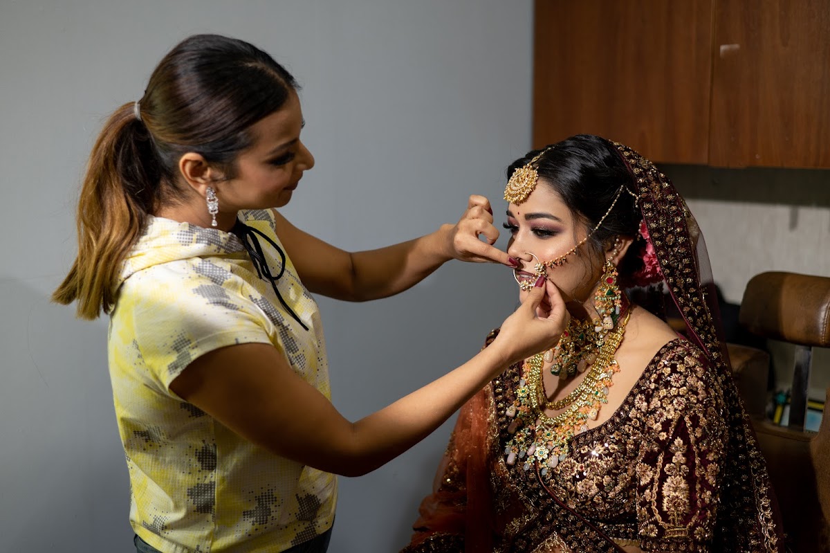Bhaavya Kapur - Beauty Parlour in LDA Colony, 