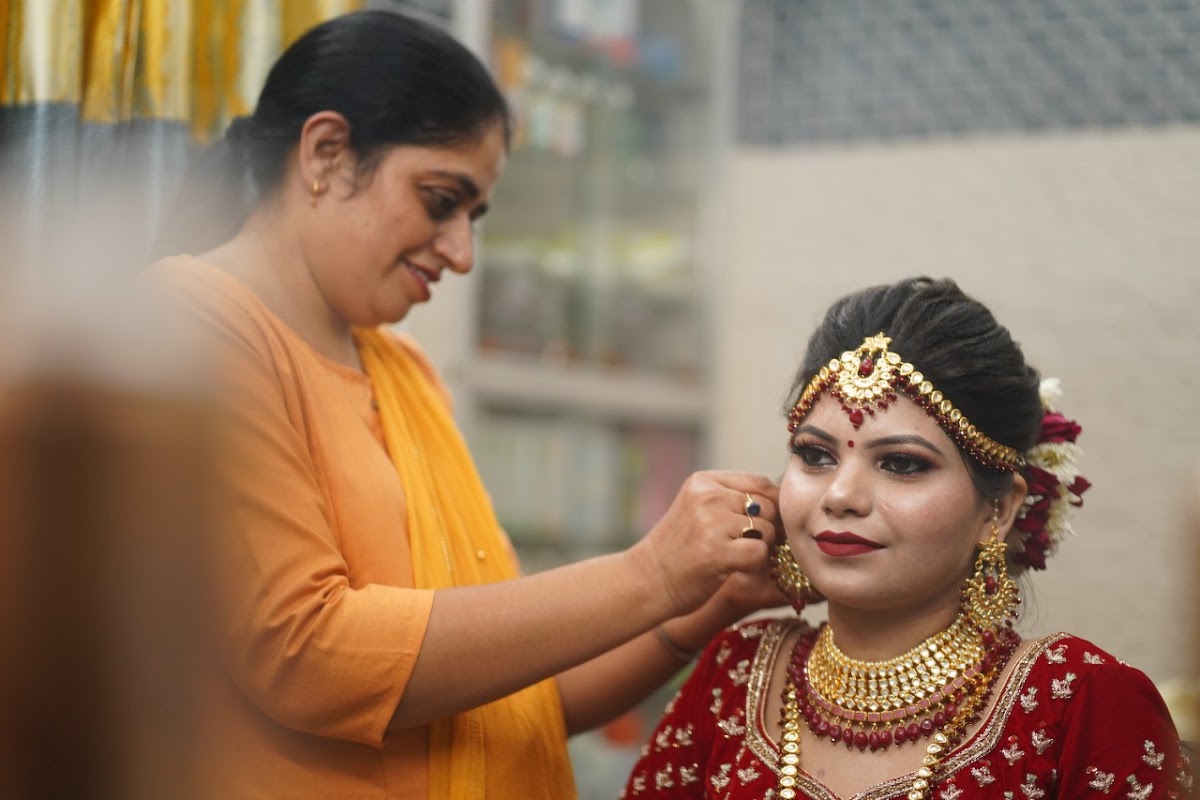 Sakura Beauty Parlour - Beauty Parlour in Naka Hindola, 