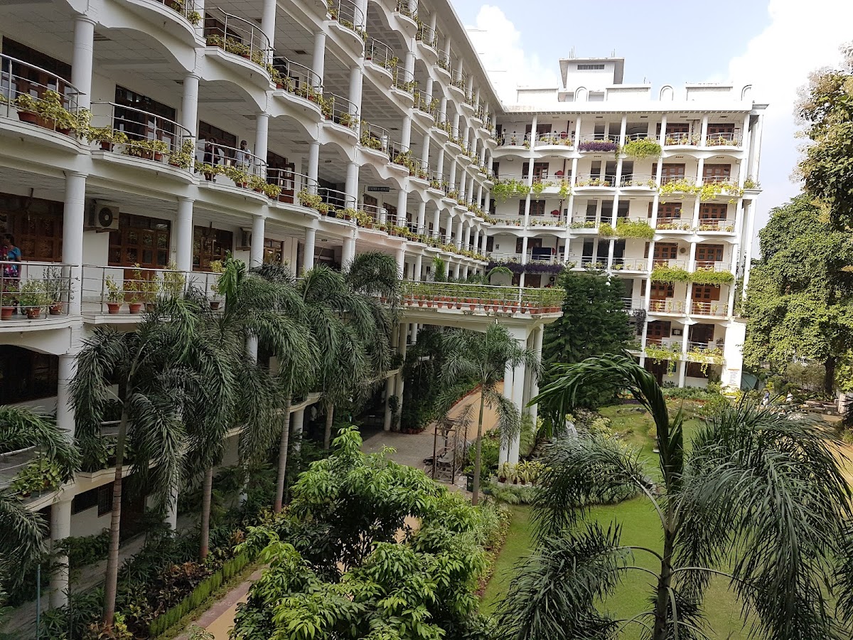 ERA's Lucknow Medical College & Hospital