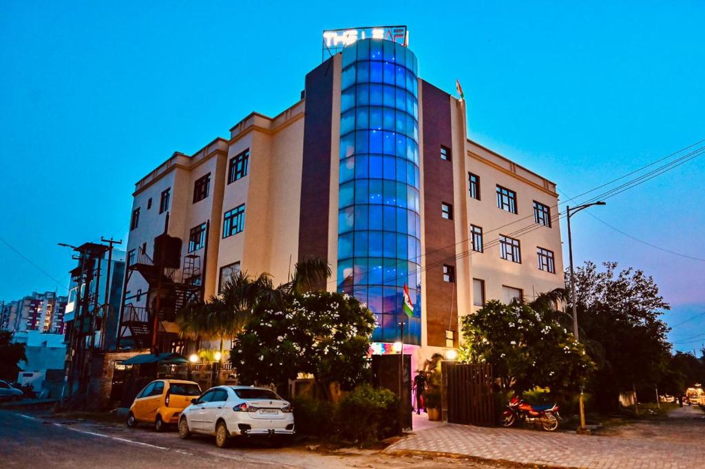 Hotel The Leaf Lucknow
