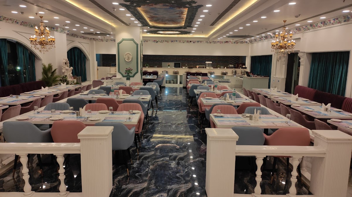 Blossom Breeze A La Carte & Buffet Restaurant - Restaurant in Golf City, 