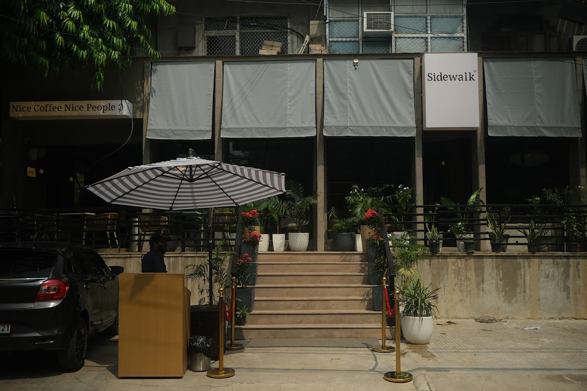 Sidewalk Cafe | Gokhale Marg Lucknow - Cafe / Coffee Shop / Tea in Butler Colony, Lucknow