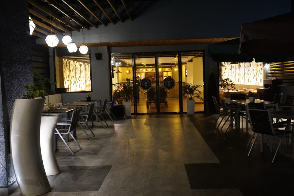 Central,the lounge cafe - Cafe / Coffee Shop / Tea in Naka Hindola, Lucknow