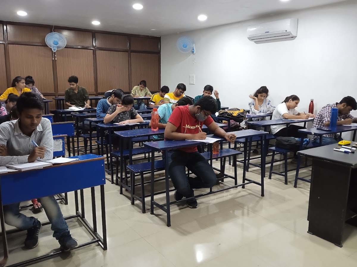 Motion Education - IIT-JEE | NEET Coaching - Coaching Centre in Hazratganj, 