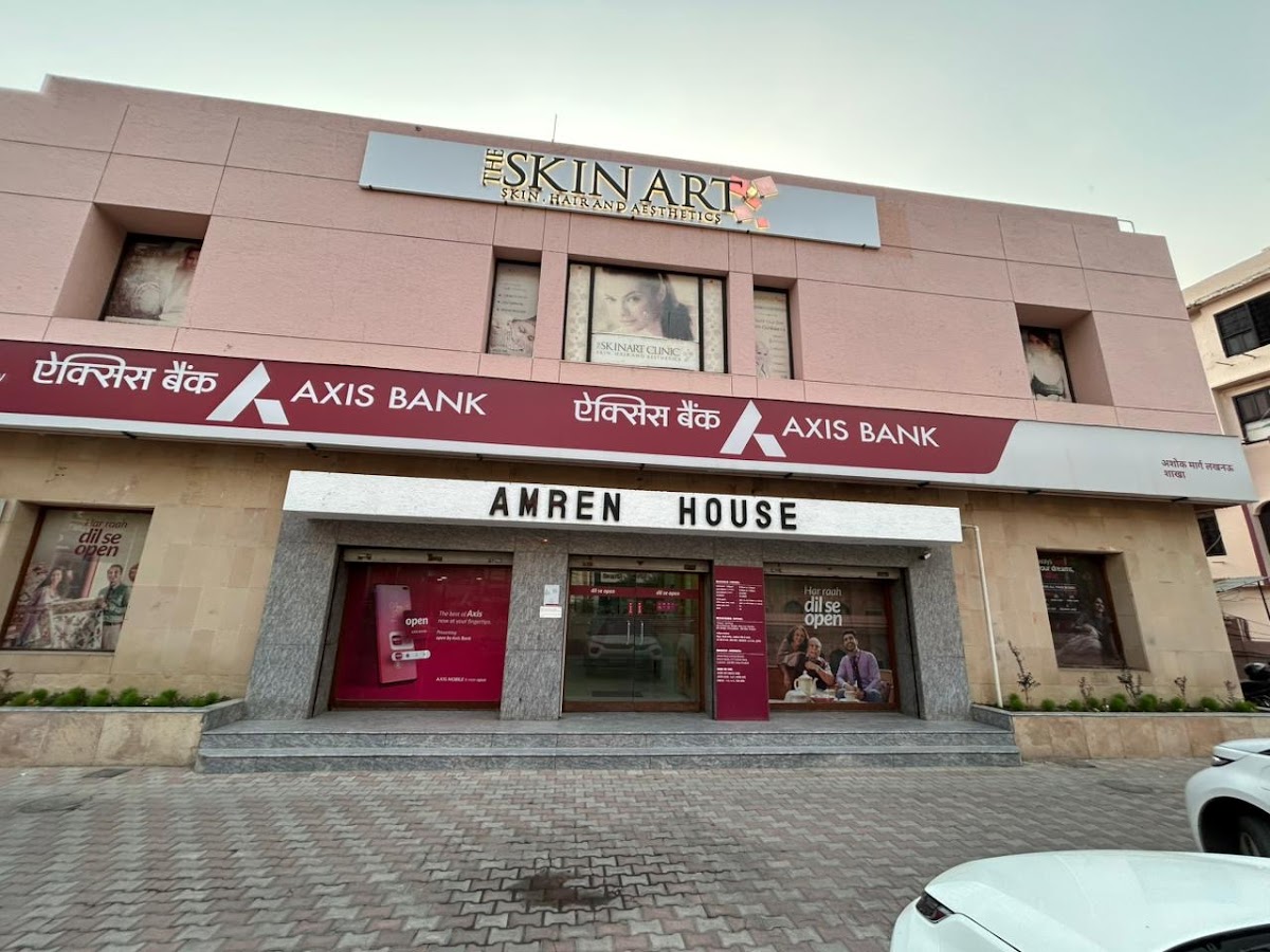 Axis Bank - Bank in Hazratganj, 