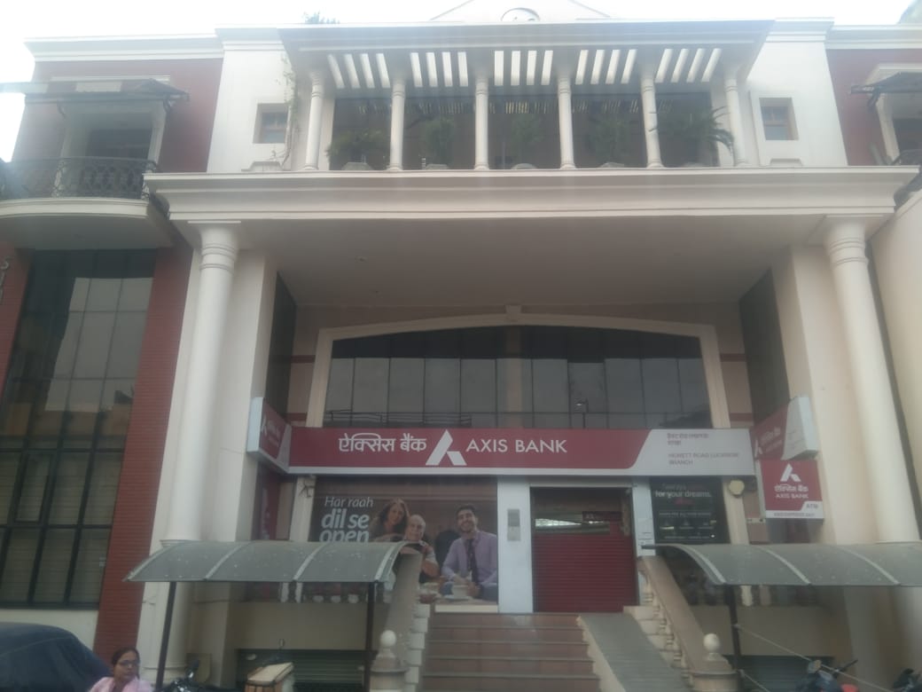 Axis Bank - Bank in Aminabad, 
