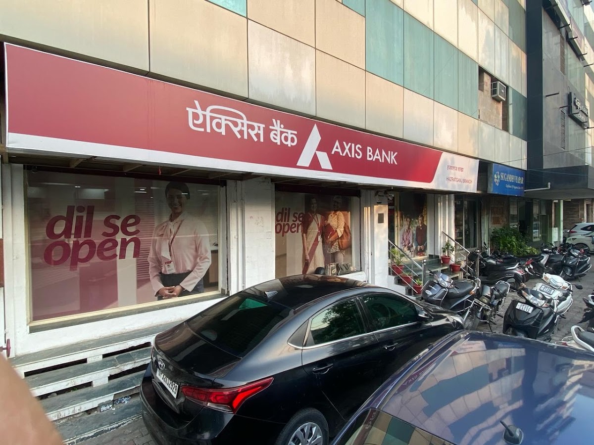 Axis Bank - Bank in Hazratganj, 