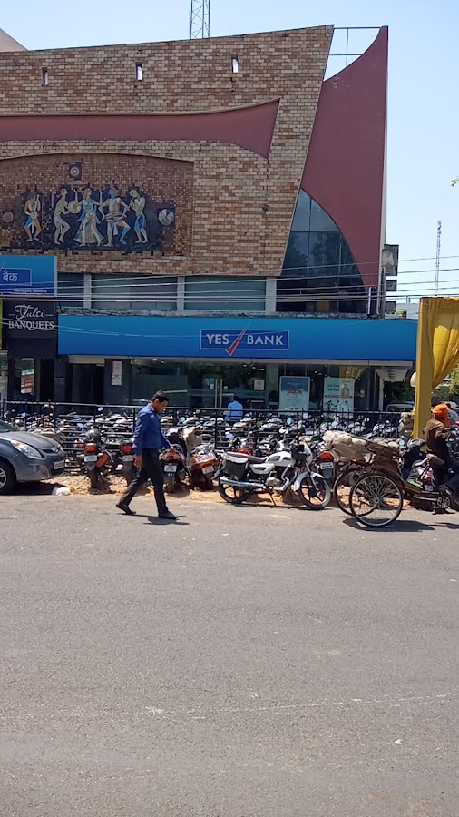 Yes Bank - Bank in Hazratganj, 