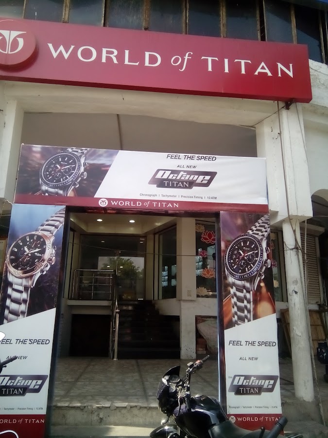 Titan World - Hazratganj - Bank in Hazratganj, 