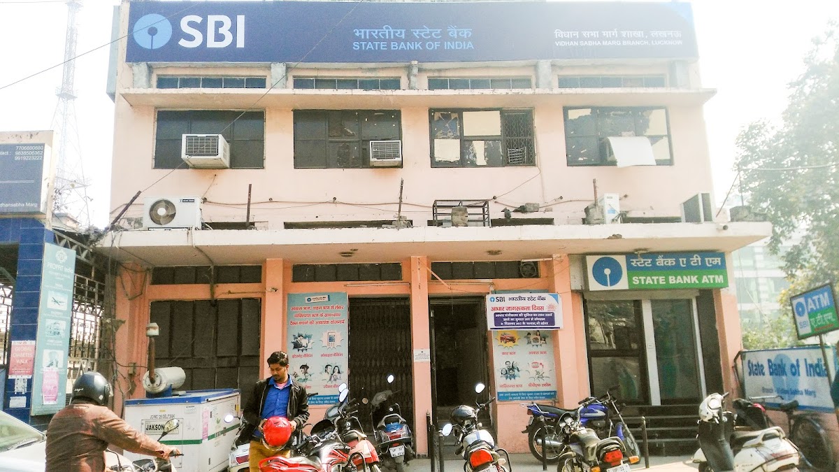 Nanital - Bank in Lalbagh, 