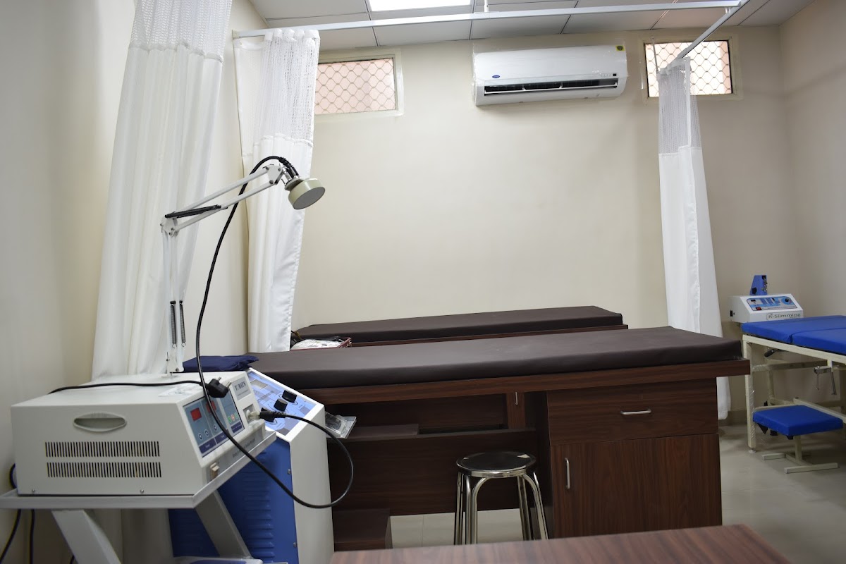 Apollo Clinic - Clinic in Mahanagar, 